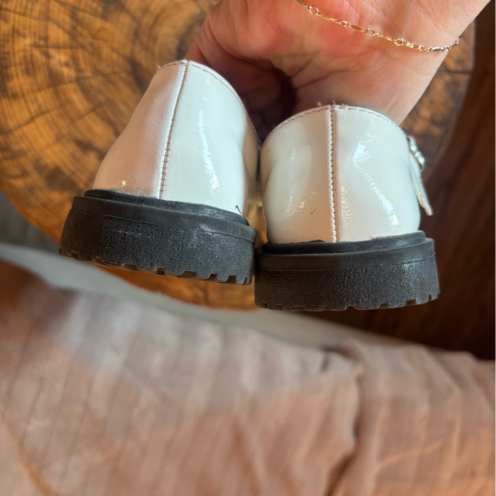 Old Navy / Girls White Mary Jane Shoes - Picture 2 of 4